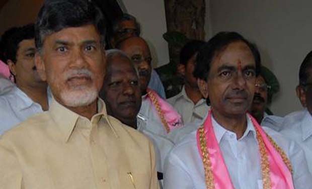 Andhra Pradesh Chief Minister Chandrababu Naidu with his Telangana counterpart K. Chandrasekhar Rao (Photo: DC/File)
